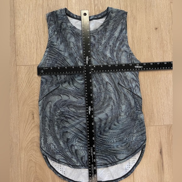 Lululemon High Neck Split Hem Run Tank - Size 2 - Picture 7 of 7